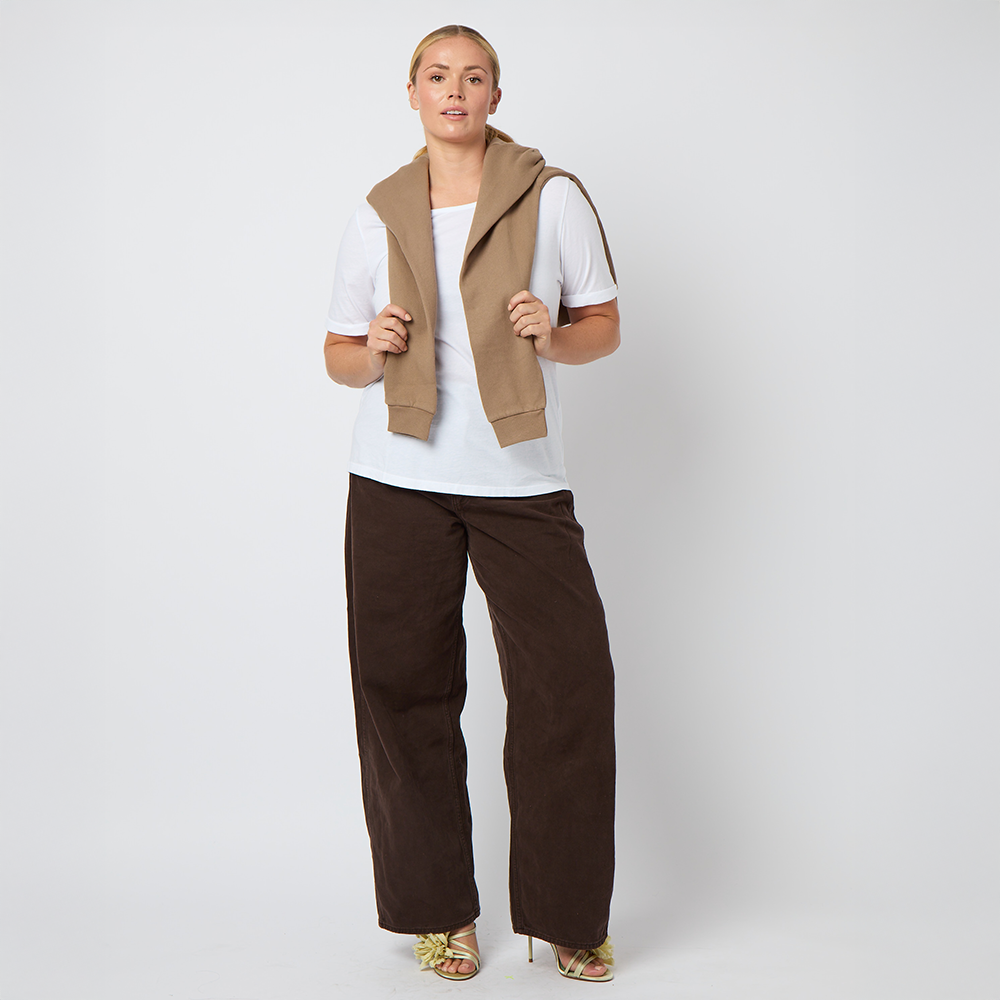 Rolled_Sleeve_Tshirt_White_Outfit_1.png